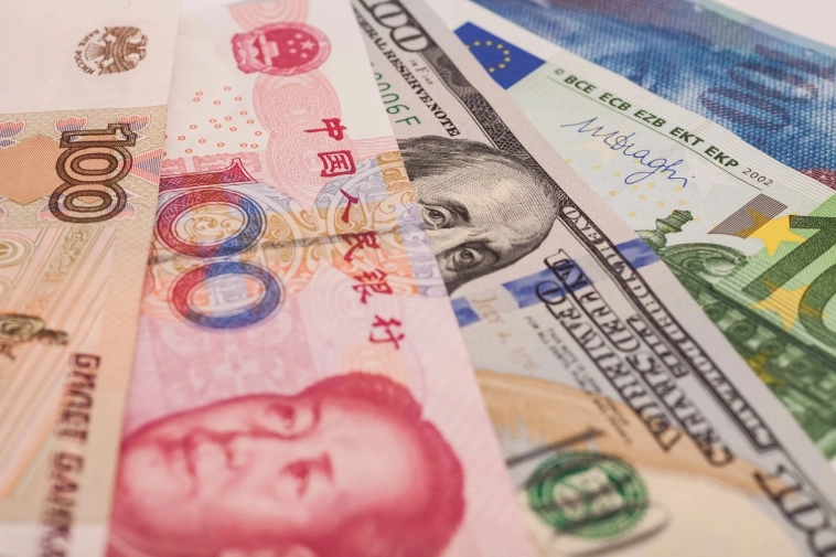 Центробанк поменял местами курсы юаня и доллара