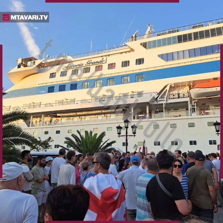 Олег Дубинский дал отпор митингующим возле круизного лайнера с российскими туристами