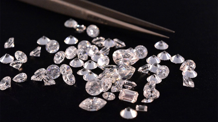 Россия из-за санкций начала продавать алмазы сама себе
