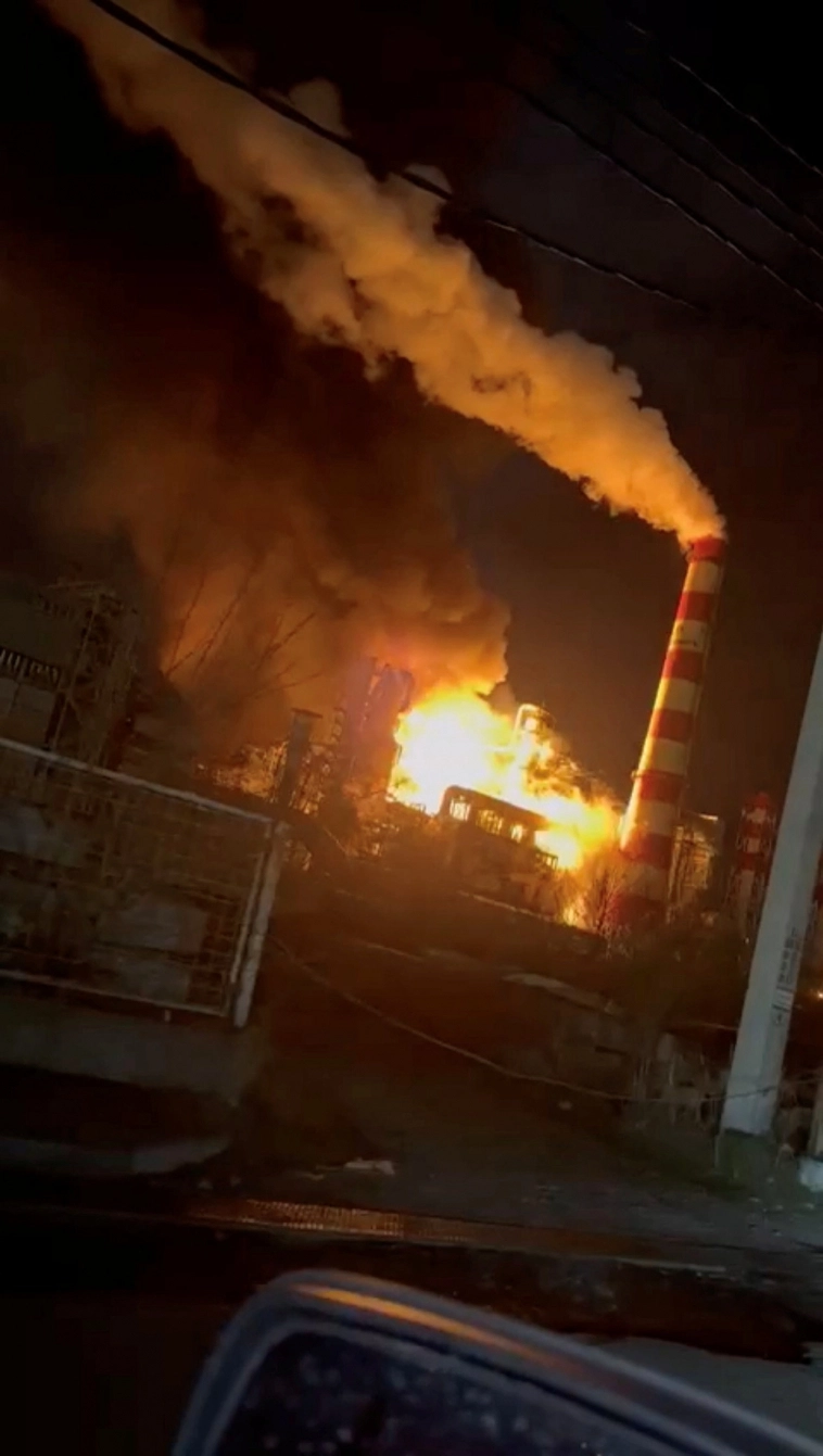 Украинские беспилотники в четверг нанесли удар по Туапсинскому НПЗ "Роснефти" в России