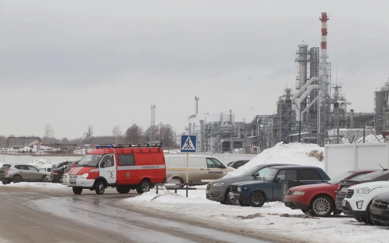 Взрывы на нефтеперерабатывающих заводах: пора заполнять бензином канистры?