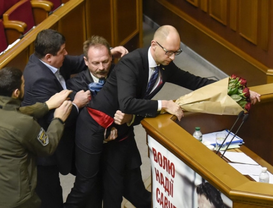 Депутат стащил Яценюка с подиума, схватив за яйца