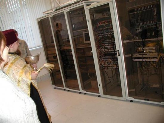 Священник изгоняет бесов из серверов ЦБ, отвечающих за поддержание курса рубля