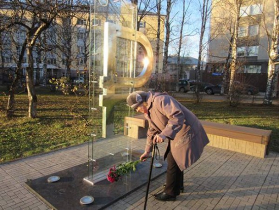 В Сыктывкаре открыли памятник Рублю. При жизни. Посмертно.