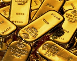 Хедж-фонды поднимают ставки по золоту. А Goldman Sachs убежден, что золото будет падать