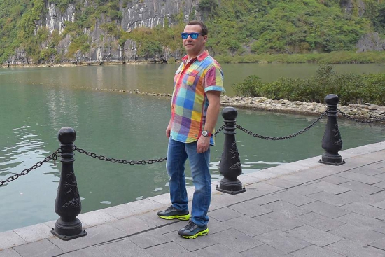 Дмитрий Медведев в Таиланде шокировал тайцев радужной одеждой