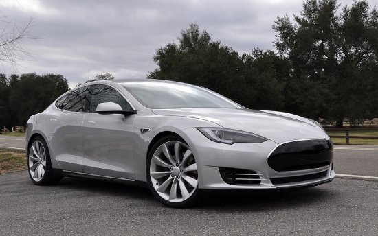 Прикасаясь к этому автомобилю чувствуешь как прикасаешься к будущему. Tesla Model S 2013
