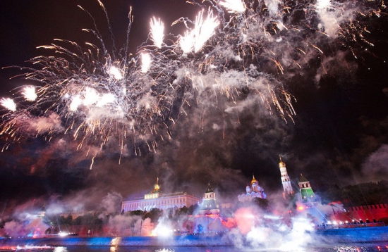 Впервые за всю историю над Москвой в День Победы прогремит более десяти тысяч фейерверочных выстрелов ! С Праздником - УРА !