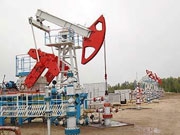 Нефть продолжает дешеветь из-за избытка на мировом рынке
