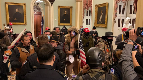 В США протестующие прорвались в Капитолий и окружили зал сената