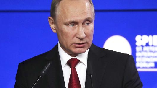 Путин отрицает, что имеет компромат на Трампа