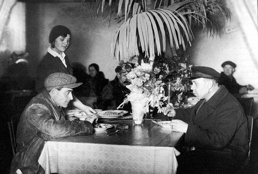 Непостановочное фото трудящихся при Сталине, прибывших на курорт - 1939 год