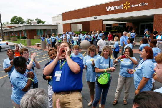 Wal-Mart выплатил $200 миллионов бонусов для сотрудников