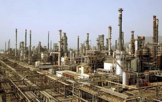 В ОАЭ загорелся нефтеперерабатывающий завод