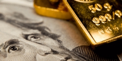 Глобальное падение рынков заставляет инвесторов вновь обратить внимание на золото
