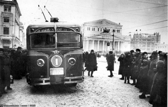 Первый московский троллейбус был пущен 15 ноября 1933 года. Он прошёл от Тверской заставы (Белорусский вокзал) до села Всехсвятское (район станции метро &laquo;Сокол&raquo;).