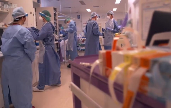 Британцы показали на видео реанимацию, где они борются за жизни зараженных коронавирусом