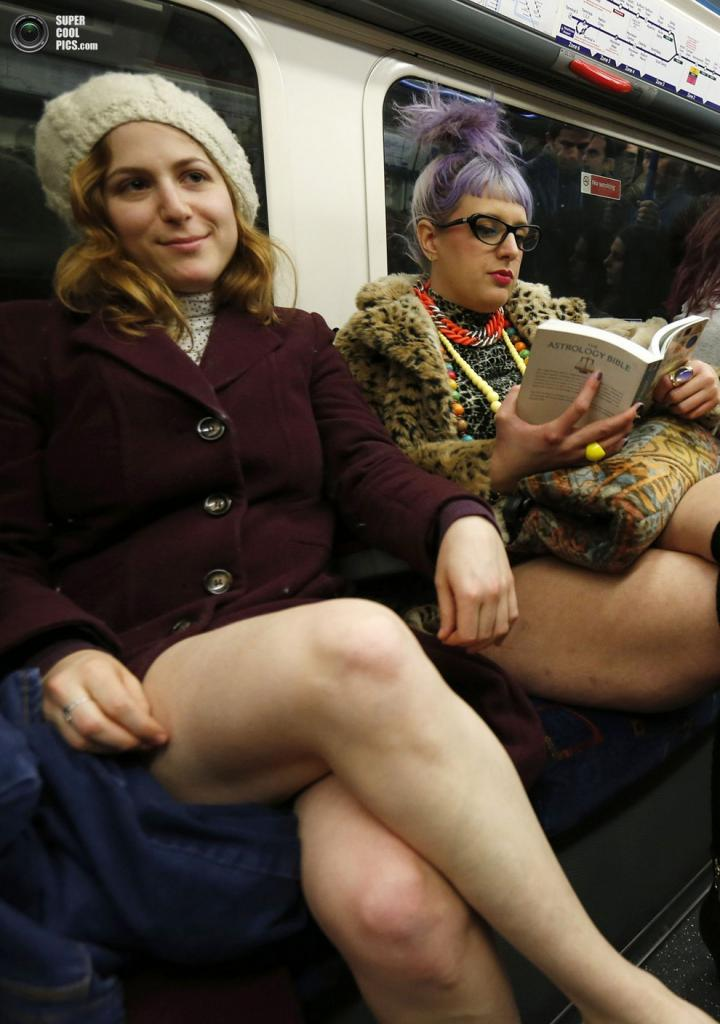 Подглядывание в метро. Женщины в общественном транспорте. Женщины в транспорте ноги. Женщины в метро. Взрослые женщины в метро.