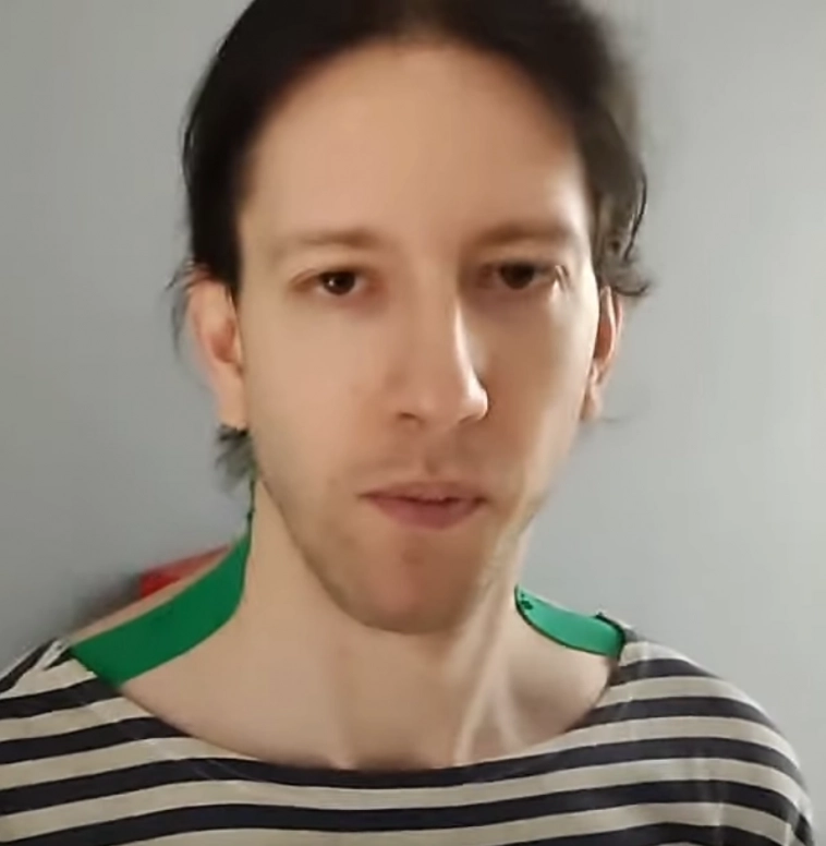 Изолента на шее у чувака на конфе