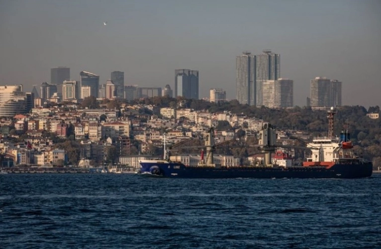 Турция с 1 декабря намерена требовать у танкеров, проходящих через проливы Босфор и Дарданеллы, предоставлять доказательство наличия у них надлежащей страховки