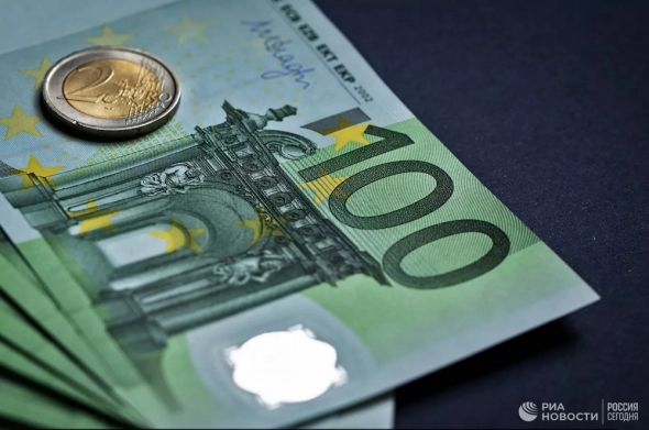ЕС запретил проводить любые операции с банкнотами евро в России