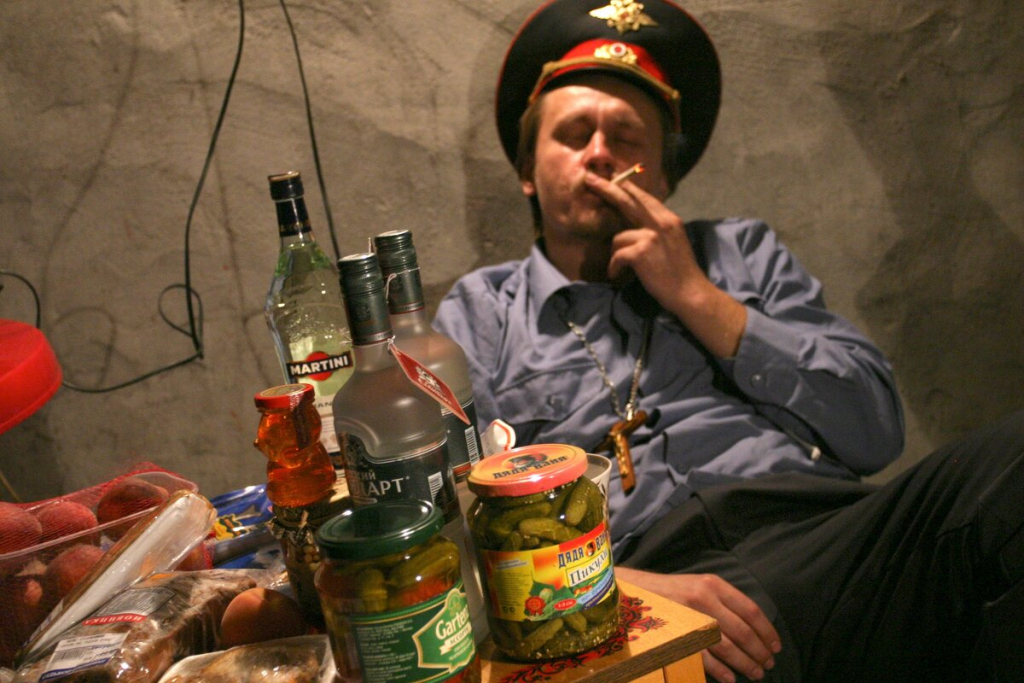 Русские мужики пьют