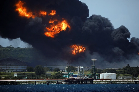 ЧП на Кубе: Пожар на нефтебазе приобрел ужасающие масштабы