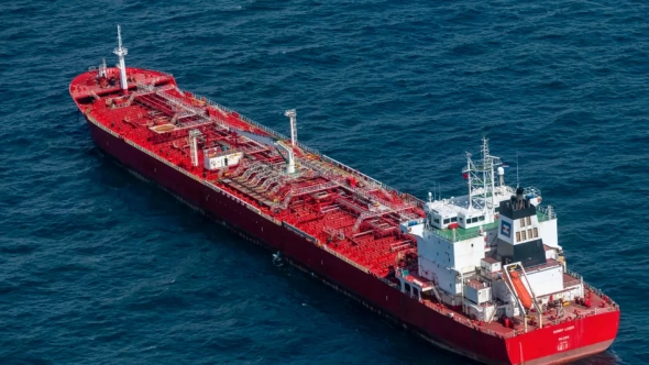 Портовые рабочие отказываются разгружать танкер с российским "газойлем".