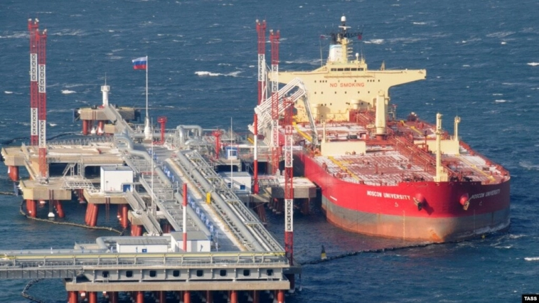Российская нефть продается в половину мировых цен. Bloomberg