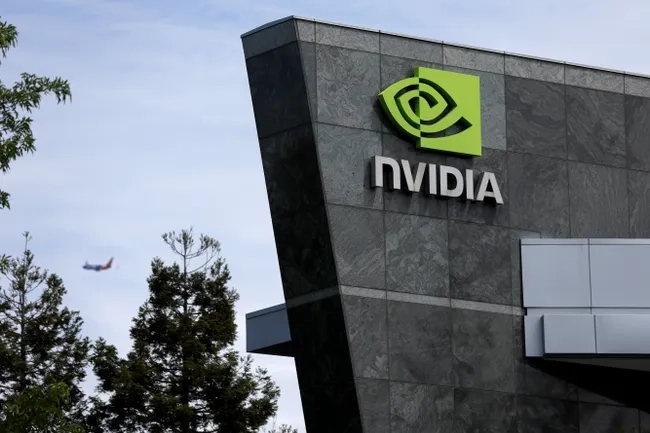 Nvidia оценивается в триллион $. Как удалось достичь таких высот производителю микросхем? Какие у нее ограничения и кто ее конкуренты