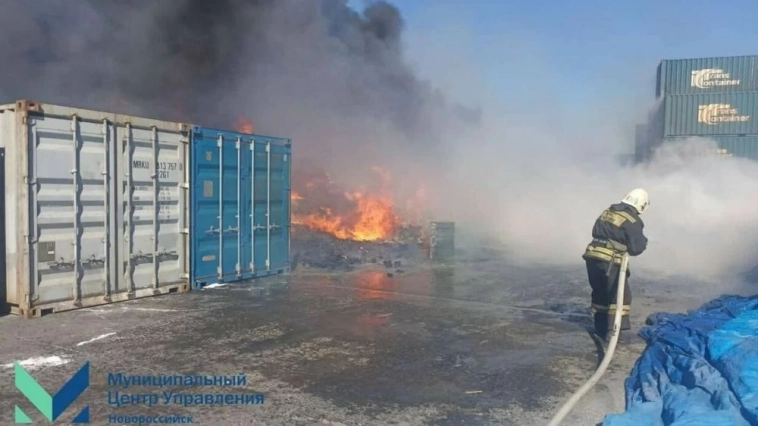 Крупный пожар в грузовом терминале в Новороссийске - на площади в 1,3 тысячи квадратных метров горят деревянные поддоны