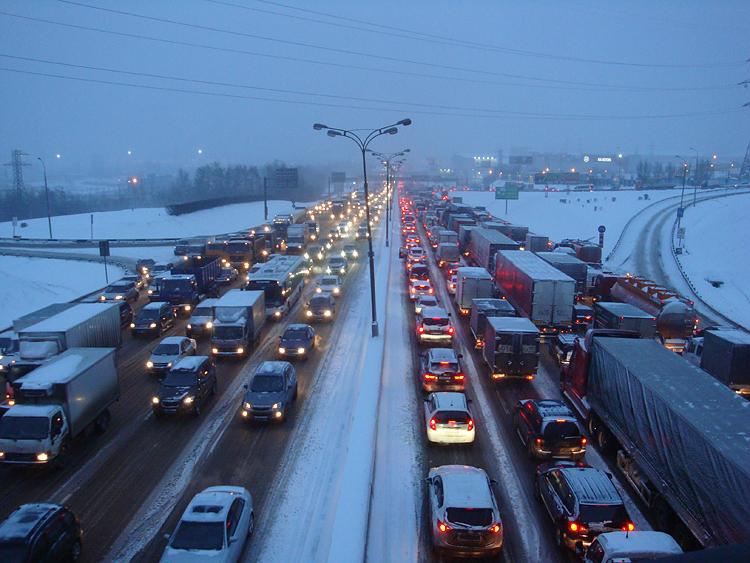 Пробки в москве сейчас ленинградское. Пробки в Москве зимой. Москва зима пробки. МКАД зимой пробки. Московские пробки зимой.