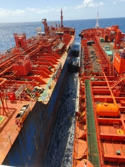 Перекачка нефтепродуктов в море