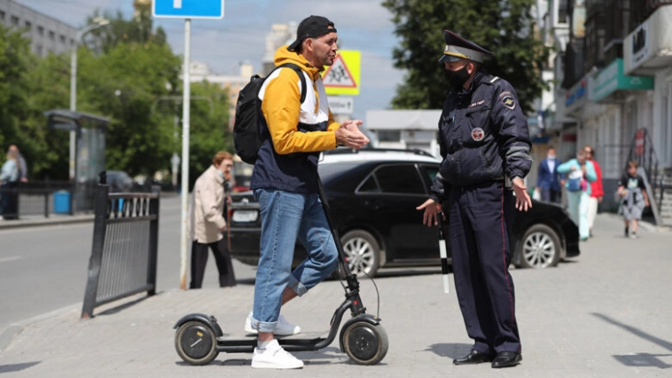 77% россиян выступают за запрет или жесткое ограничение движения электросамокатчиков по тротуарам