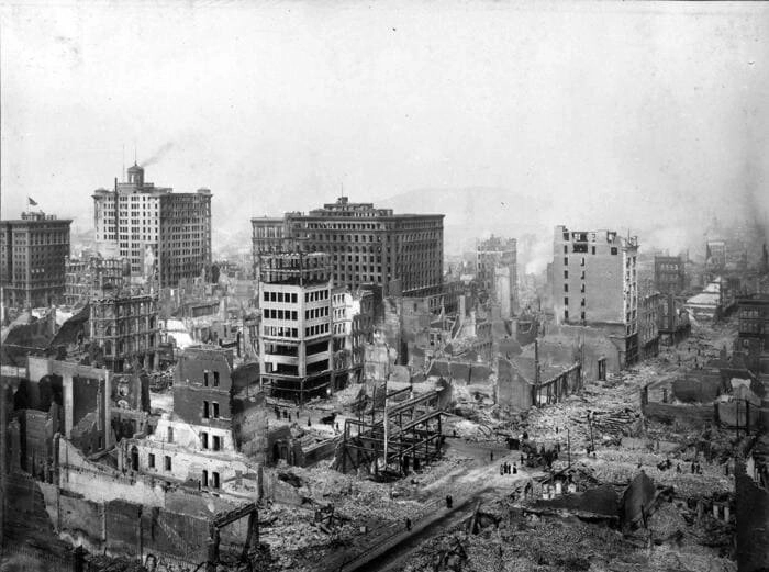 Сан-Франциско после землетрясения. Развалины в окрестностях Пост-авеню и Грант-авеню. Фото — Х. Чеддвик. 1906 г.