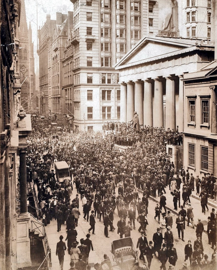 Толпа людей на Уолл-стрит во время банковской паники в октябре 1907 года. Федерал-холл с памятником Джорджу Вашингтону находится справа