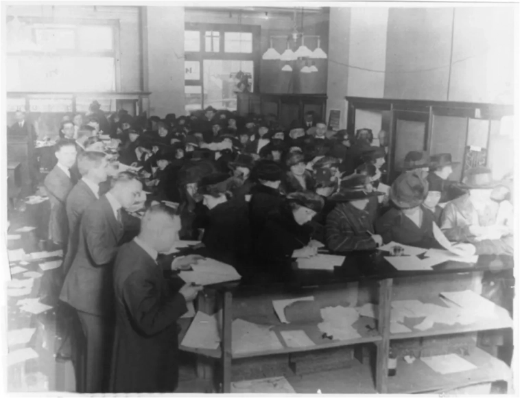 люди заполняющие налоговые декларации, 1920 год
