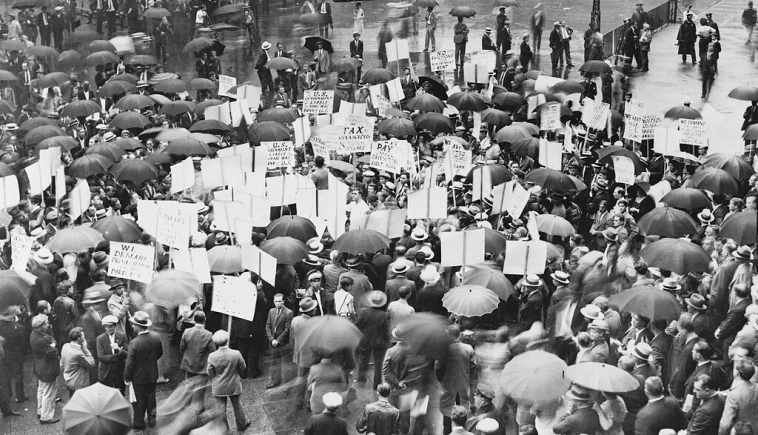 Толпы людей у здания Банка Соединенных Штатов в Нью-Йорке после его краха. 1931 год&nbsp;
