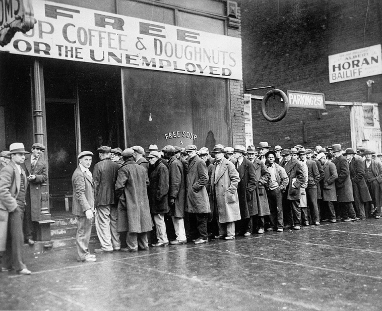 Безработные мужчины у бесплатной столовой, открытой Аль Капоне в эпоху депрессии (Чикаго, 1931)