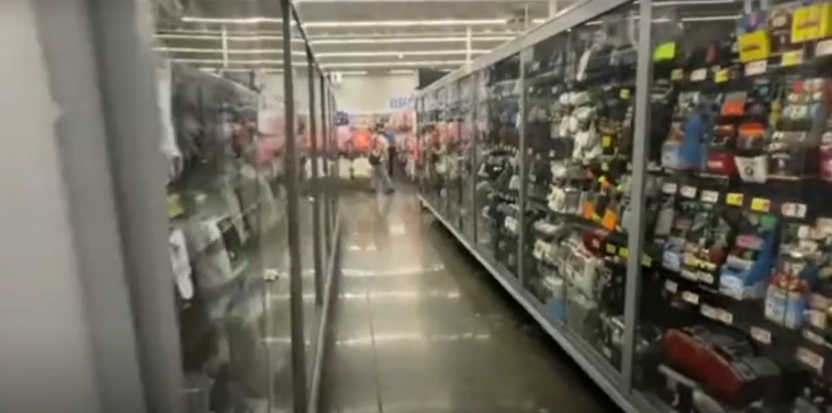 Шампунь за стеклом и другие особенности зарубежного ритэйла: пытаясь спасти товар от воров, супермаркеты США размещают продукцию в шкафы под замок