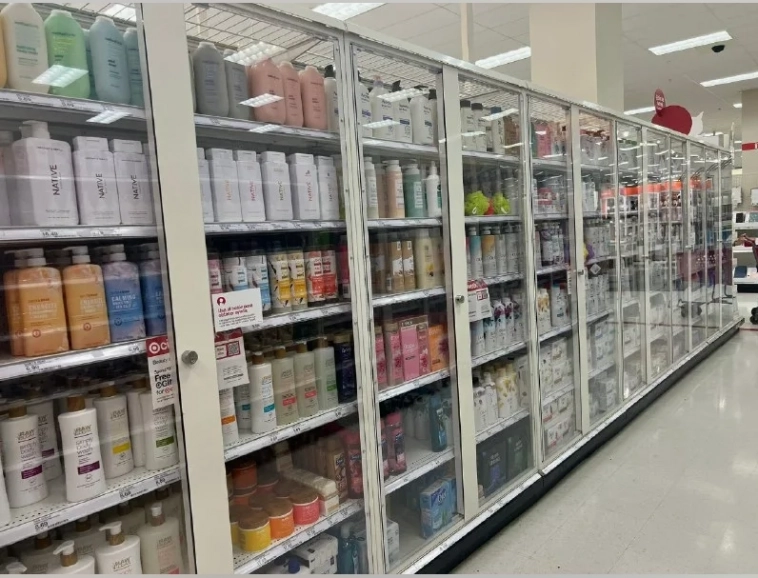 Шампунь за стеклом и другие особенности зарубежного ритэйла: пытаясь спасти товар от воров, супермаркеты США размещают продукцию в шкафы под замок Шампунь за стеклом и другие особенности зарубежного ритэйла: пытаясь спасти товар от воров, супермаркеты США размещают продукцию в шкафы под замок