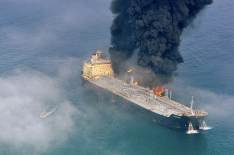 Расстрел танкеров в Красном море привёл к закономерному результату - поставки нефти мимо Йемена приостанавливают крупнейшие игроки