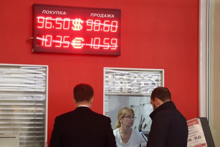 Власти хотят поддержать курс рубля до президентских выборов в марте. А что будет потом? Обзор мнений экономистов
