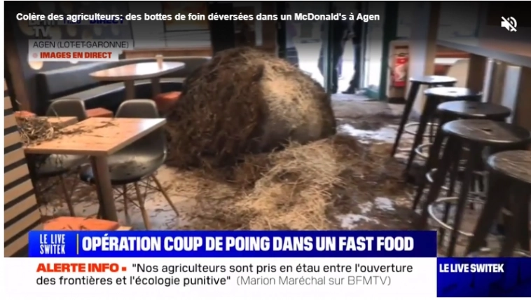 Французские фермеры вывалили несколько стогов сена в одном из ресторанов McDonald's в знак протеста из-за неугодной политики правительства