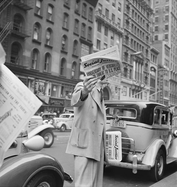 Издание Кофлина &laquo;Social Justice&raquo; на улицах Нью-Йорка (июль 1939)
