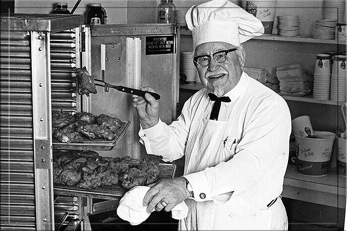 Как пенсионер основал мировую империю фастфуда KFC, стал миллионером и получил звание «полковника»