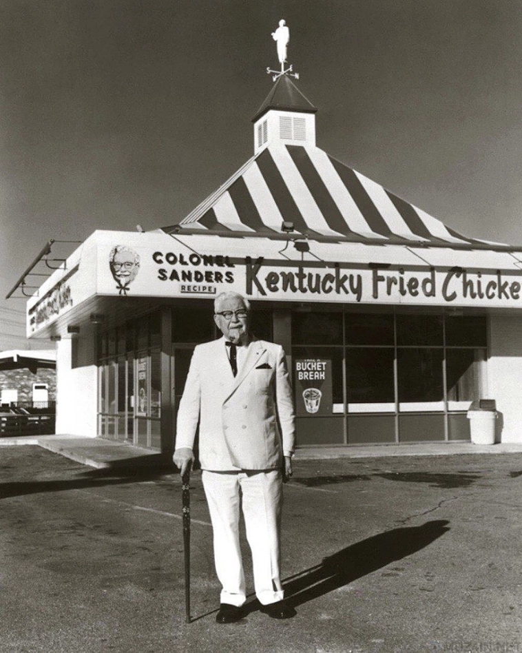 Как пенсионер основал мировую империю фастфуда KFC, стал миллионером и получил звание «полковника»