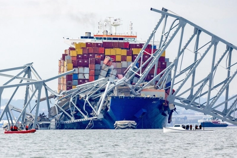 Американские нанотехнологии: устав пытаться убрать контейнеровоз, снёсший в США мост, правительство просто его взорвало