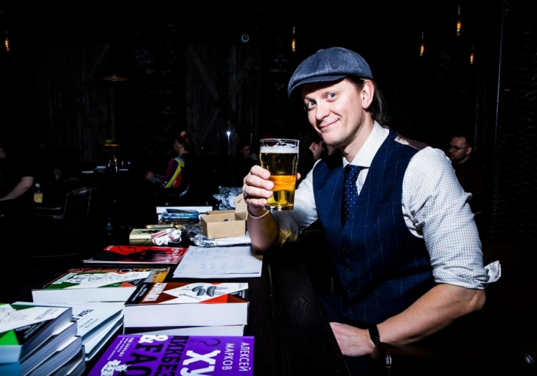 Как кандидат наук продал 230 000 экземпляров своих книг с намеком на мат в заголовке