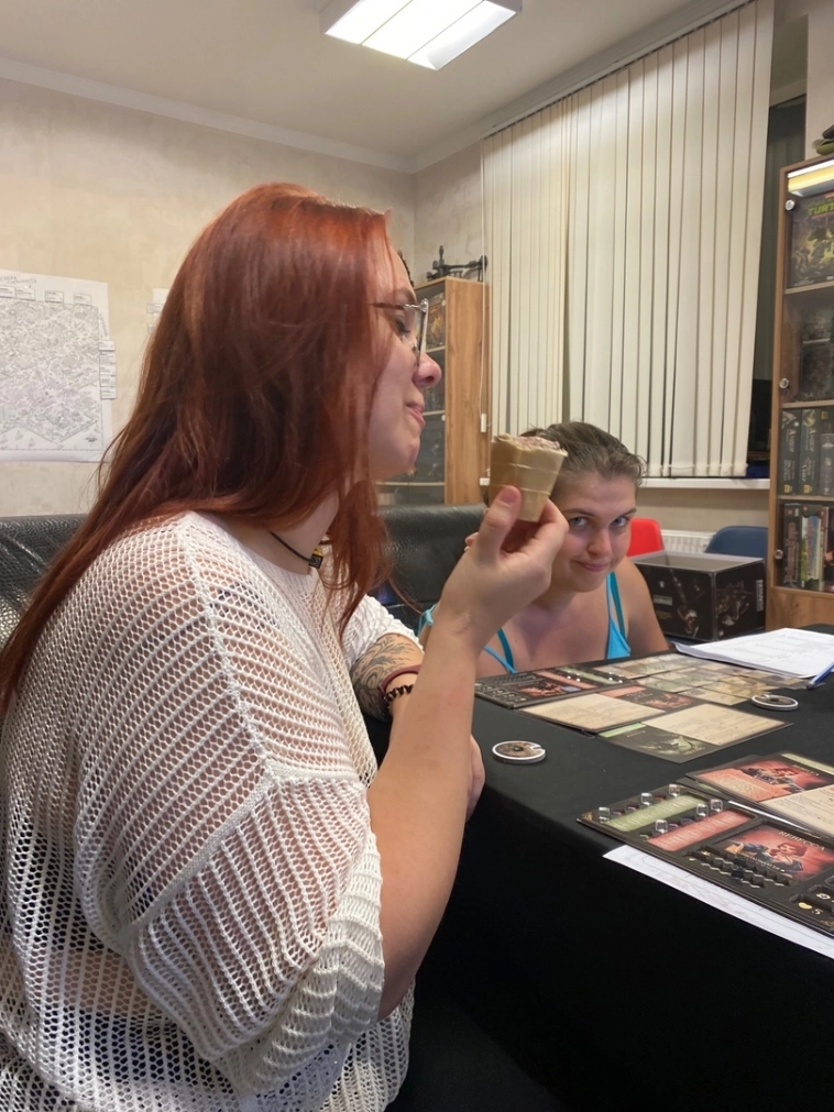 Именно такие взгляды славливает наш гость, в тот момент, когда хочет что-то перекусить рядом с разложенной игрой Именно такие взгляды славливает наш гость, в тот момент, когда хочет что-то перекусить рядом с разложенной игрой